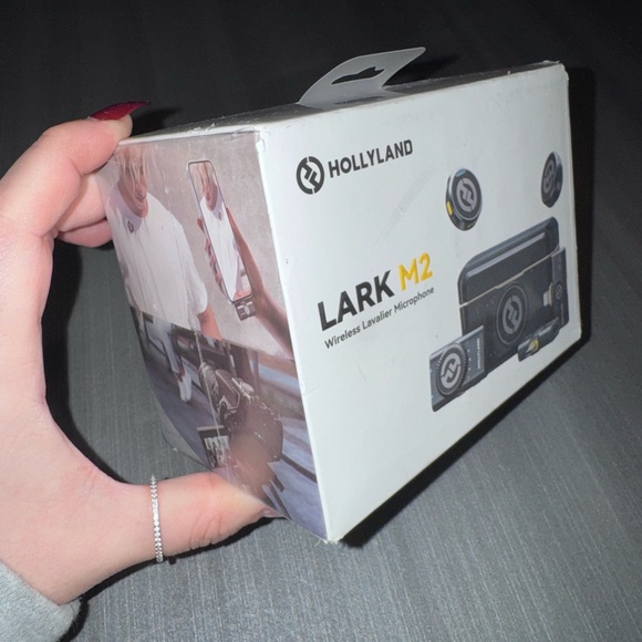 Hollyland Lavalier Wireless Microphone System - Picture 2 of 5